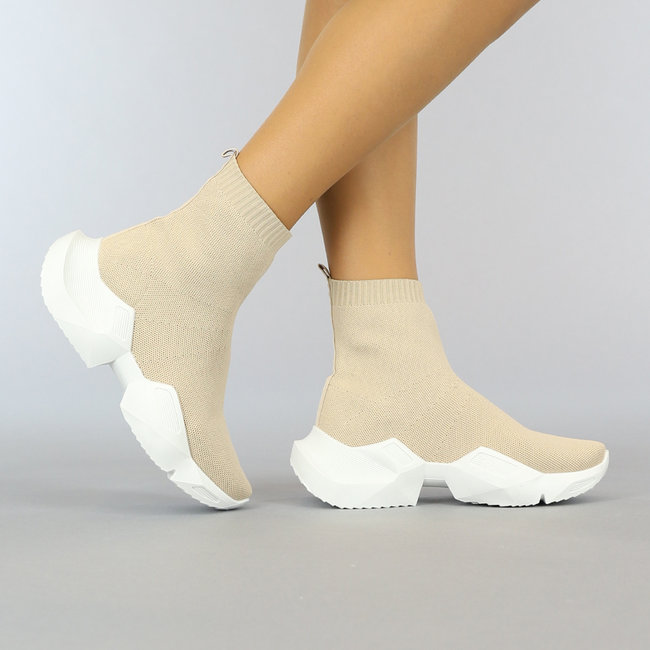 Hohe beigefarbene Socken-Sneakers mit grober Sohle