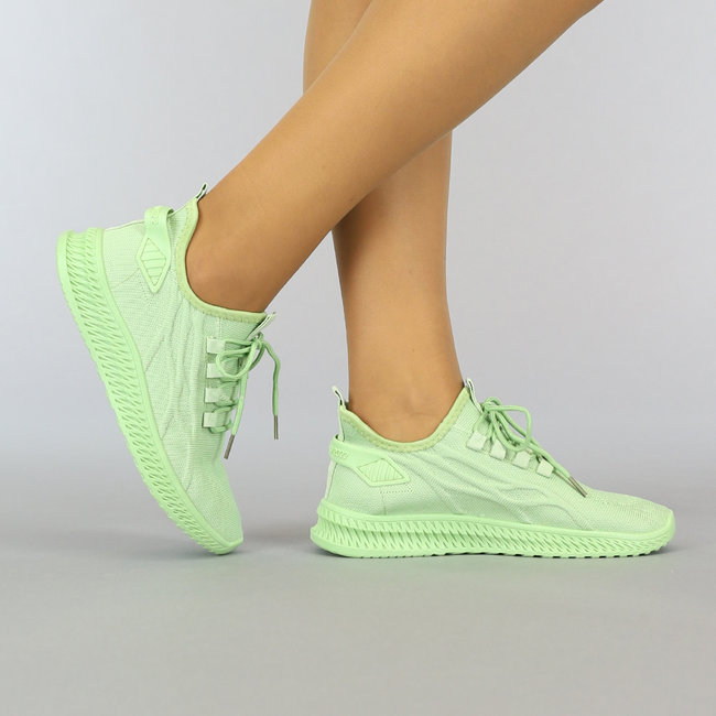 Grüne Slip-On-Sneakers mit gemusterter Sohle