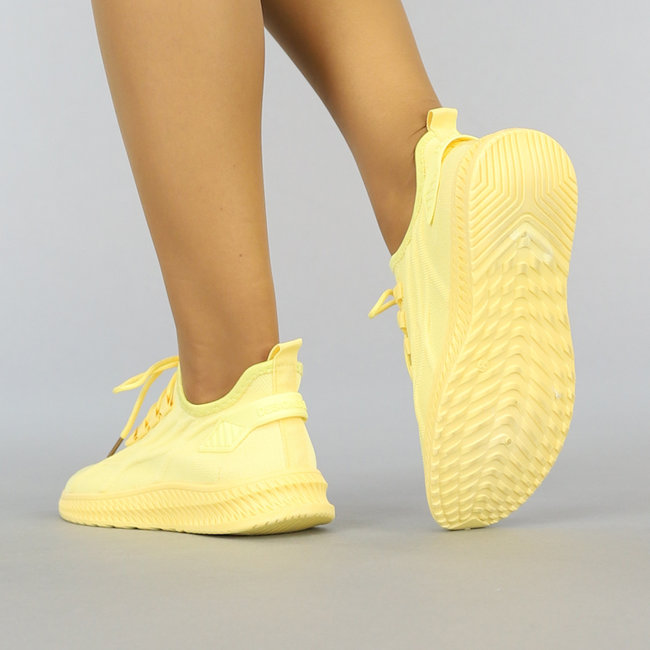Gelbe Slip-On-Sneakers mit gemusterter Sohle