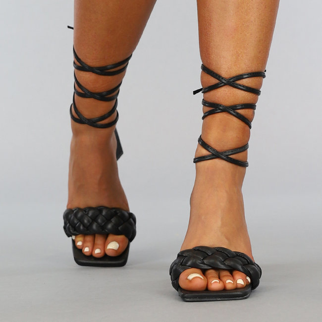 Schwarze Wickel-Sandalen mit geflochtenem Riemen und Dreiecksabsatz
