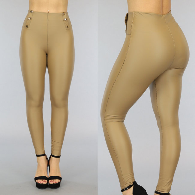 Hellbraune Leggings in Lederoptik mit goldenen Zierknöpfen