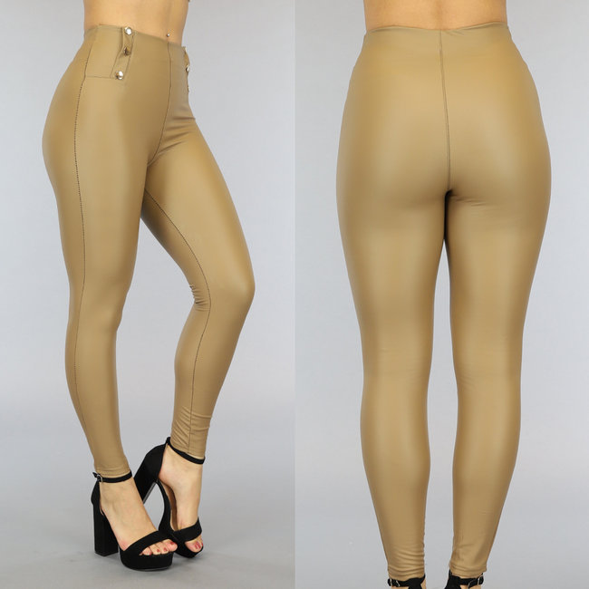 Hellbraune Leggings in Lederoptik mit goldenen Zierknöpfen