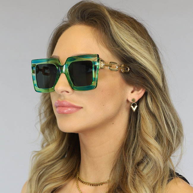 Große grüne Retro-Sonnenbrille mit Schalterbeinen