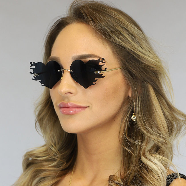 Luxuriöse schwarze Festival-Sonnenbrille mit flammendem Herz