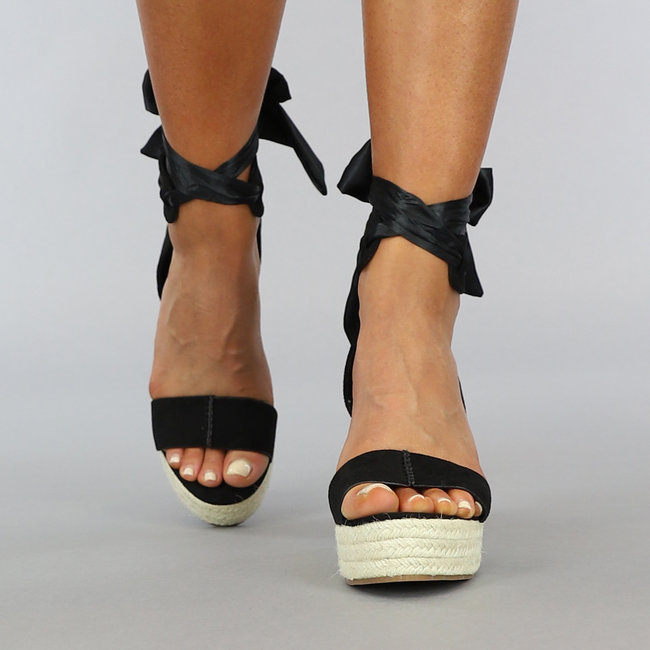 Schwarze Boho-Keilabsatz-Sandalen mit Schleifendetail