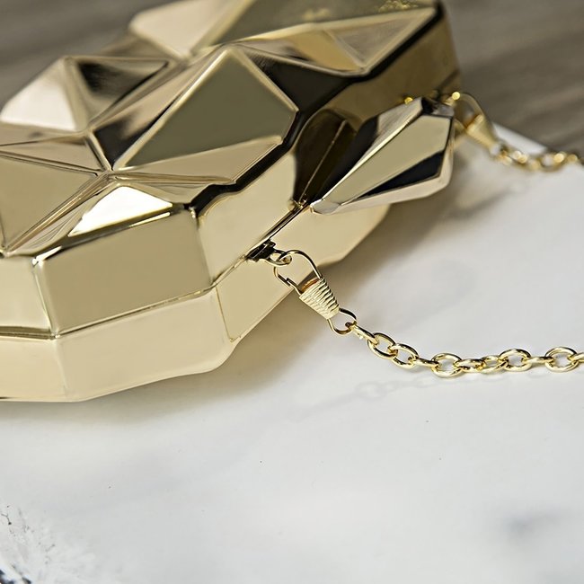 Kleine Metallic-Clutch mit geometrischem Effekt