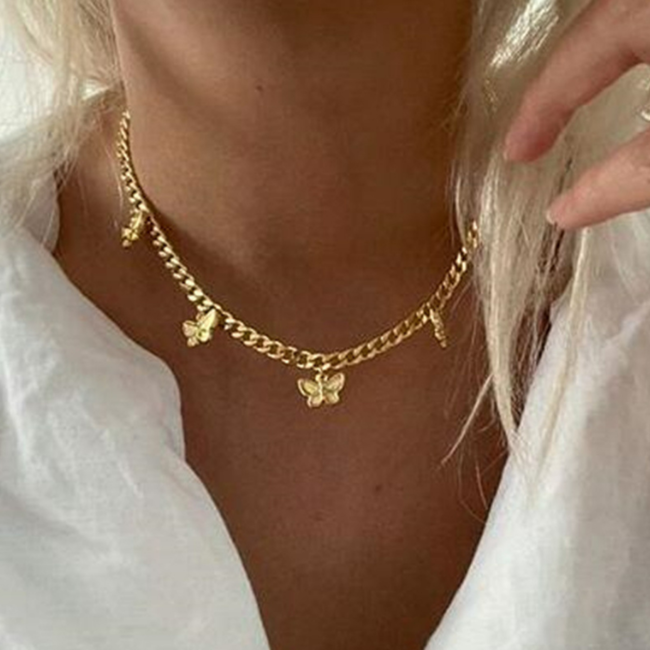 Goldene Halskette mit kleinen Schmetterlingen