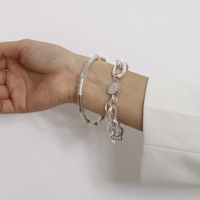 Zweiteiliges, klobiges Armband mit Kettendetails