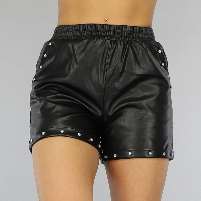 Schwarze Short in Lederoptik mit hoher Taille und Steinen