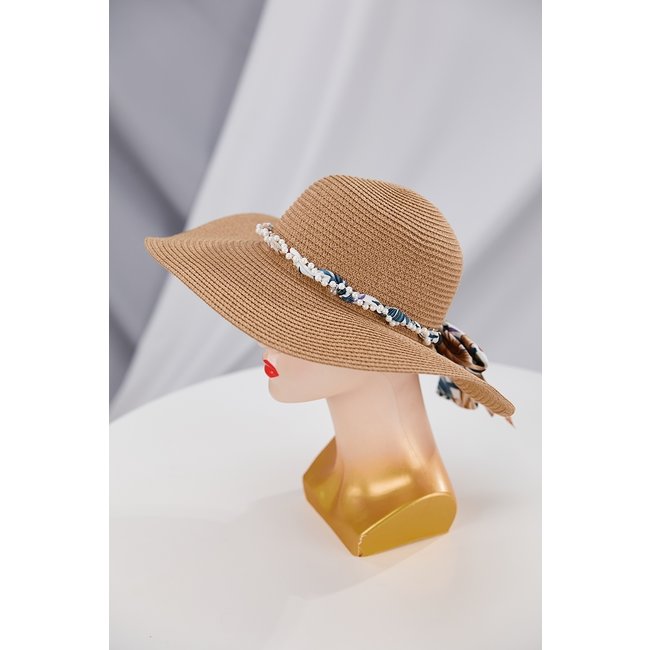 Brauner Hut mit geblümter Schleife