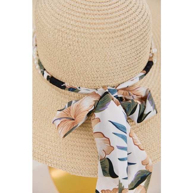Hellrosa Strandhut mit geblümter Schleife und Perlen