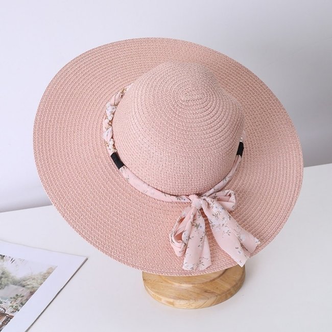 Rosa Hut mit rosa geblümter Schleife