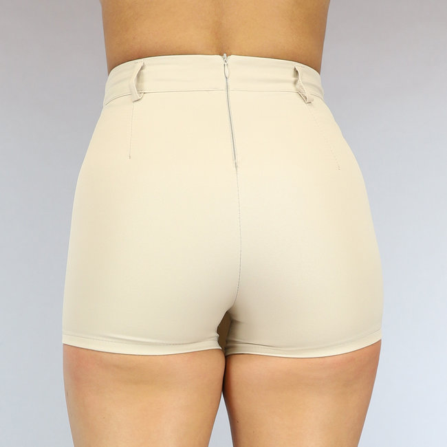 Beigefarbener asymmetrischer Skort mit goldenen Knöpfen