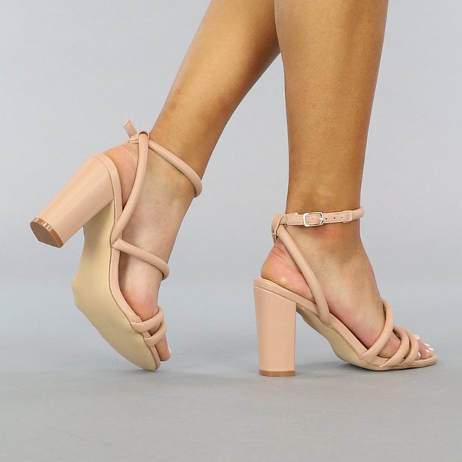 Lachsrosa Sandalen mit breiten Riemen