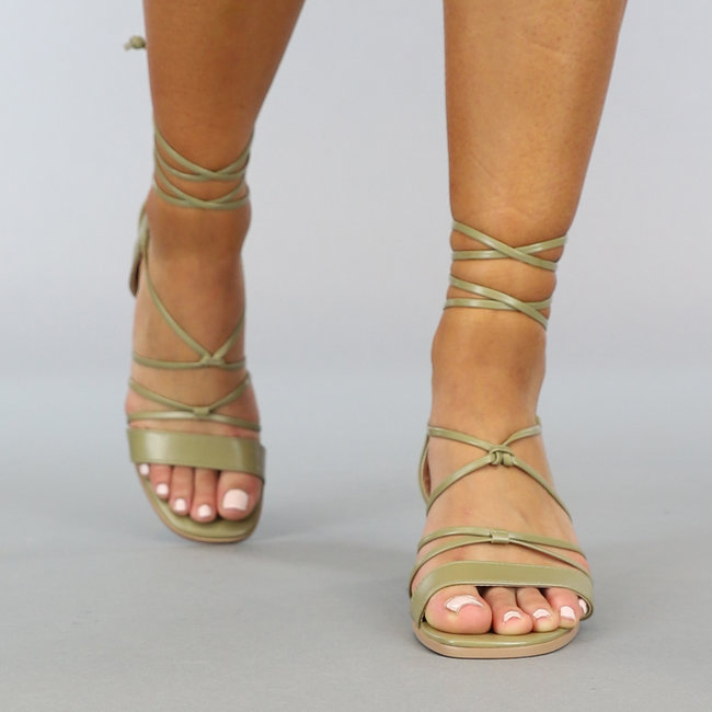 Grüne Wickel-Sandalen mit kleinem Absatz