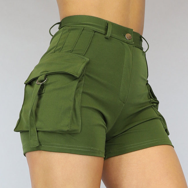 Elastische Cargo-Shorts mit silbernen Details