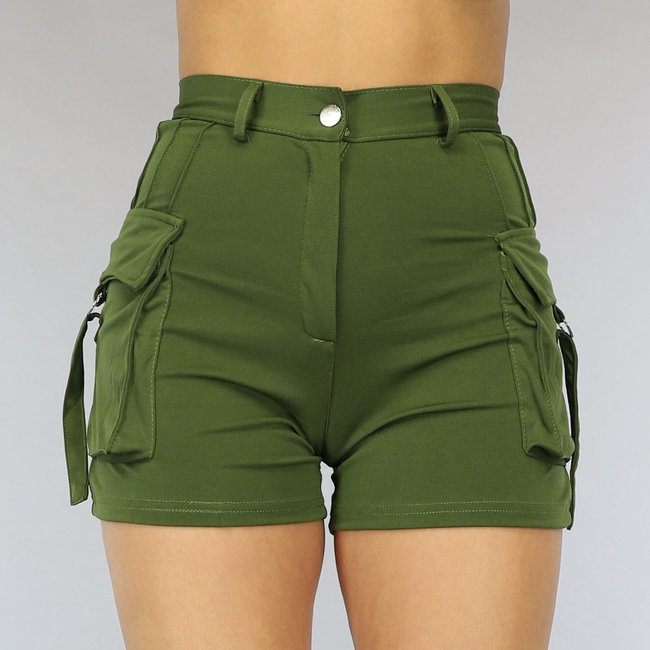 Elastische Cargo-Shorts mit silbernen Details