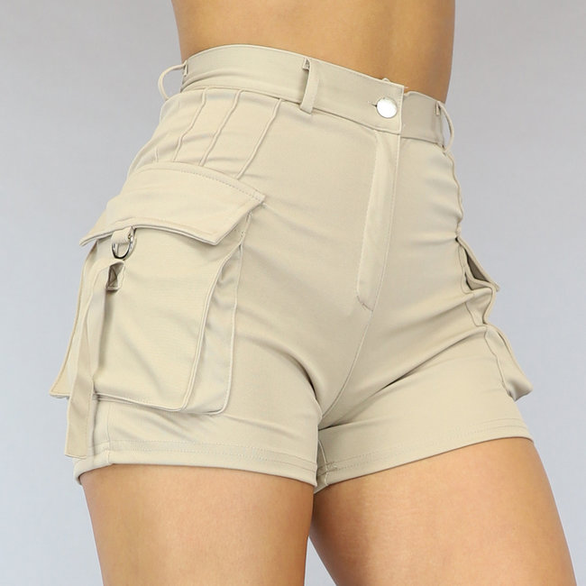 Elastische Cargo-Shorts mit silbernen Details