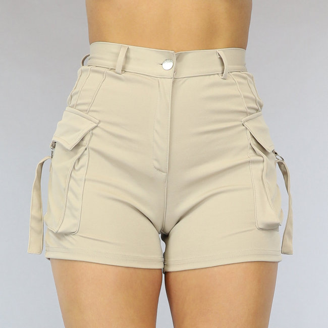 Elastische Cargo-Shorts mit silbernen Details