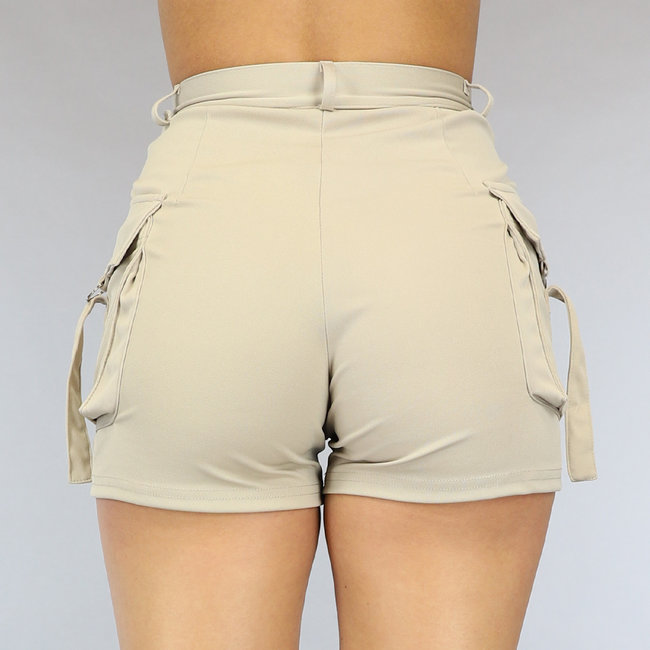 Elastische Cargo-Shorts mit silbernen Details