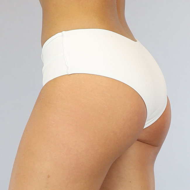Einfaches weißes Bikini-Unterteil Überlappendes Detail