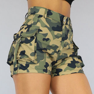 Tarnfarbene Cargo-Shorts