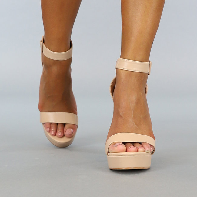 Nackte Sandalen mit Plateau