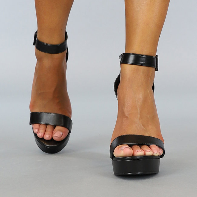 Schwarze Sandalen mit Plateau