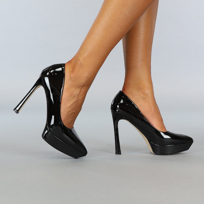 Schwarze Lackpumps mit Stilettoabsatz