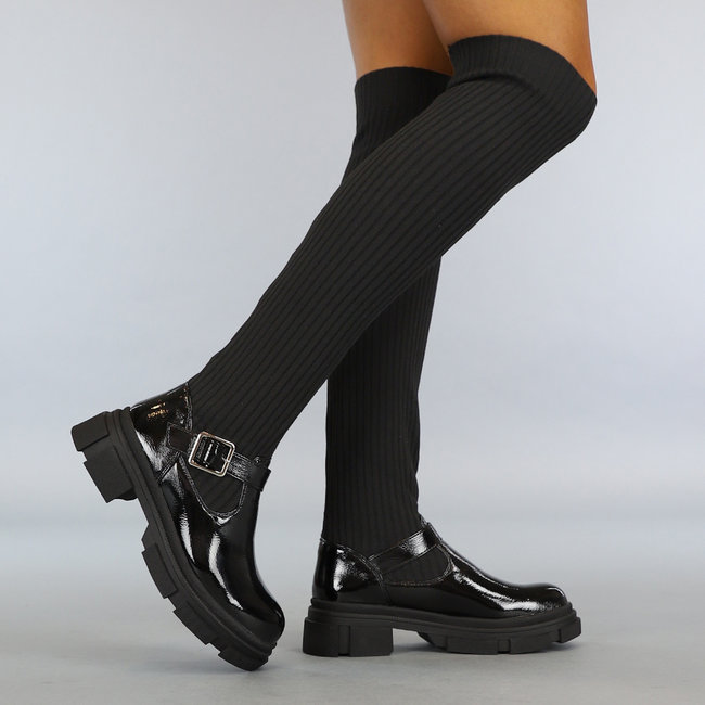 Overknee-Stiefel in Lack-Optik mit Socke und Schnallen-Detail