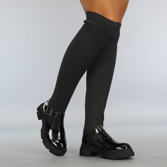 Overknee-Stiefel in Lack-Optik mit Socke und Schnallen-Detail