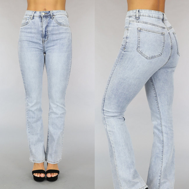 Hellblaue High Waist Jeans mit Flair Pipes