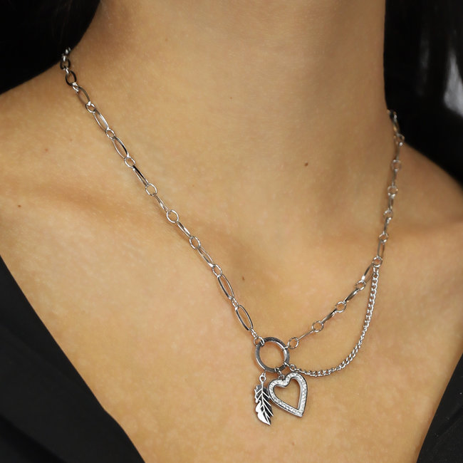 Silberfarbene Halskette mit Herz und Feder