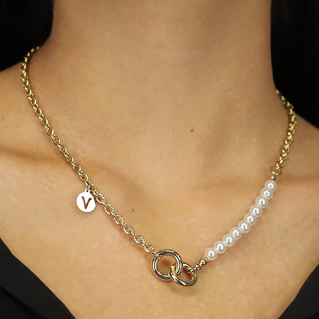 Goldfarbene Halskette mit Ringen und Perlen