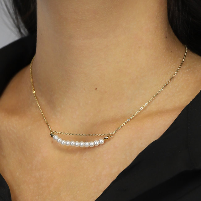 Goldfarbene Halskette mit Perlen