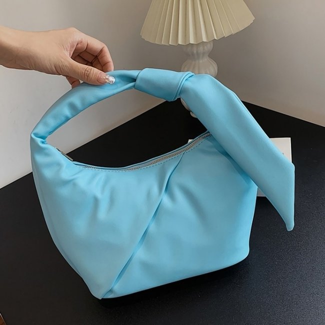 Hellblaue Handtasche in Lederoptik mit Plissee-Detail