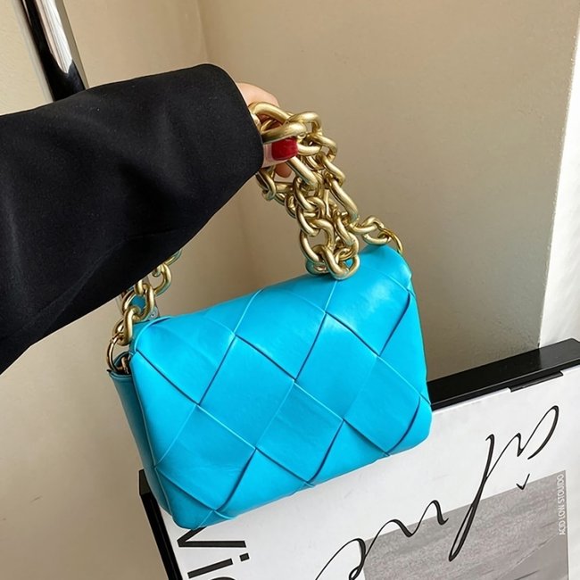 Blaue gewebte Tasche mit Goldkette