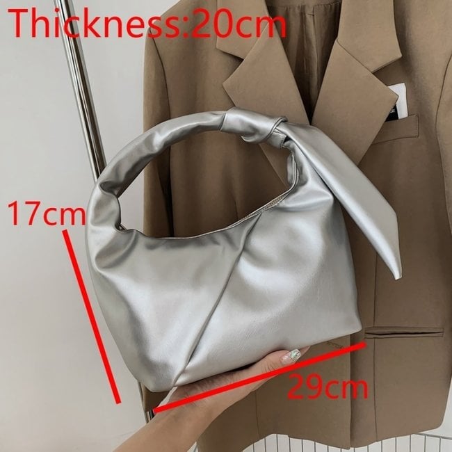 Silberne Handtasche in Lederoptik mit Plissee-Detail