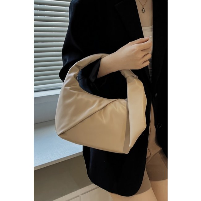Beigefarbene Handtasche in Lederoptik mit Plissee-Detail