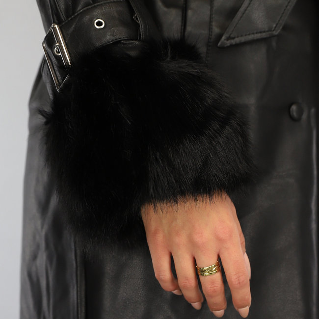 Schwarze lange Jacke in Lederoptik mit Pelz und Taillenband