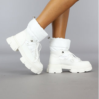 Weiße gepolsterte Schneestiefel