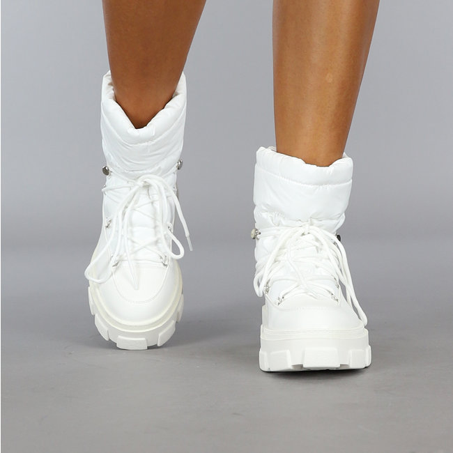 Weiße gepolsterte Schneestiefel mit grober Sohle