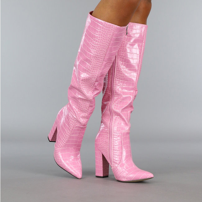 Rosa Kroko-Stiefel mit spitzer Nase