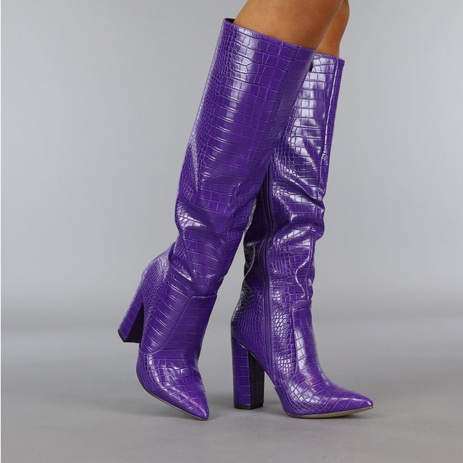 Lila Kroko-Stiefel mit spitzer Nase