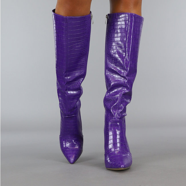 Lila Kroko-Stiefel mit spitzer Nase