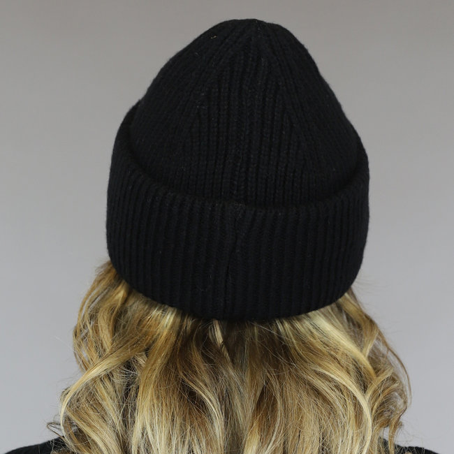 Schwarze Beanie mit weißem Herz