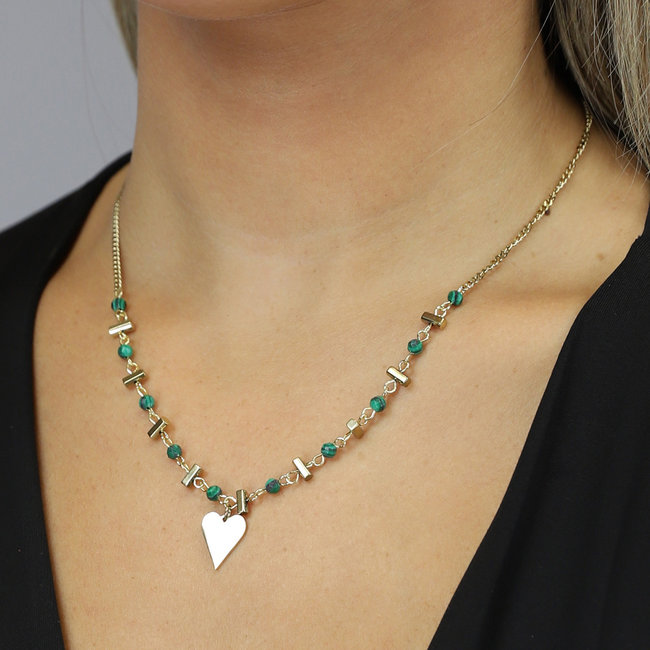 Goldfarbene Halskette mit Herz und grünen Perlen