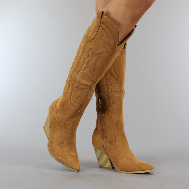 Cowboystiefel aus Wildleder in Camel mit Nähten