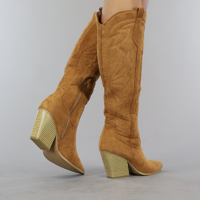 Cowboystiefel aus Wildleder in Camel mit Nähten