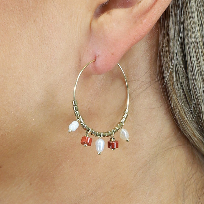 Goldene Ohrringe mit weiß/orangenen Perlen